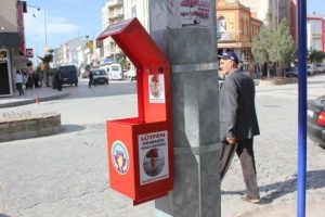 Yerlere izmarit atılmasın diye...