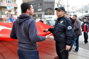 "Her &ouml;n&uuml;ne gelen bayrak a&ccedil;amaz"