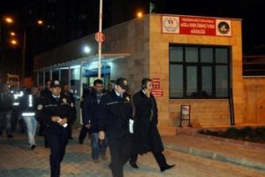 Polis yurtta ne buldu?