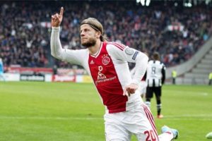 Hollanda'da zirve yarışı s&uuml;r&uuml;yor