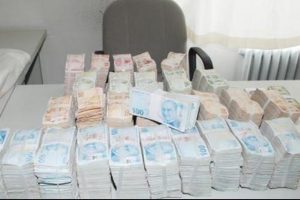 8 bin lirayı &ccedil;&ouml;pe attılar