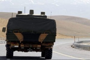 Askeri ara&ccedil; kamyonla &ccedil;arpıştı