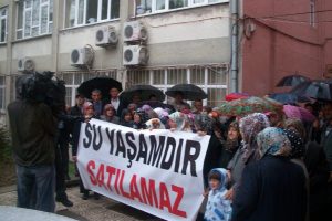 Suu&ccedil;tu k&ouml;yl&uuml;s&uuml;nden dava protestosu