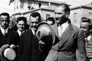 Atat&uuml;rk &ccedil;antasını bulan polislere &ouml;d&uuml;l vermiş