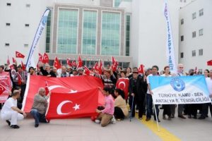'&Ccedil;&ouml;z&uuml;m S&uuml;reci'ne bayraklı tepki