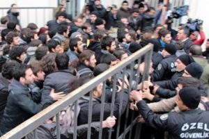 Dicle &Uuml;niversitesi karıştı