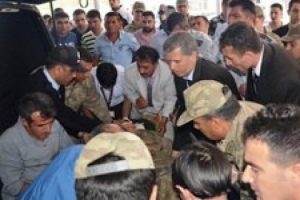 Askeri ara&ccedil; kaza yaptı 8 asker yaralı