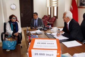 Yunuslara &ouml;zg&uuml;rl&uuml;k i&ccedil;in 20 bin imza topladı