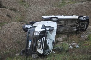 &Ccedil;arpışan ara&ccedil;lar şarampole u&ccedil;tu