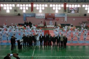 Tekmeler polis haftası i&ccedil;in kalktı