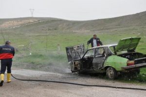 Park halindeki otomobil yandı