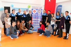 Polisten &ouml;ğrencilere 3 bin akvaryum balığı