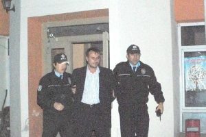 Tehditten g&ouml;zaltına alındı, hırsızlıktan tutuklandı