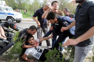 Dicle &Uuml;niversitesi'nde karşıt g&ouml;r&uuml;şl&uuml; &ouml;ğrenciler arasında kavga