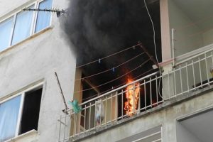 Manisa'da &ccedil;ıkan yangın korkuttu