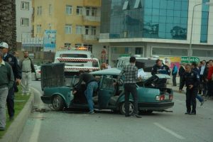 Orta ref&uuml;jde ağaca &ccedil;arpan ara&ccedil; takla attı: 1 yaralı