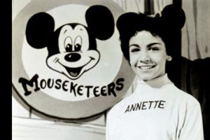 Amerikalı aktris Annette Funicello &ouml;ld&uuml;