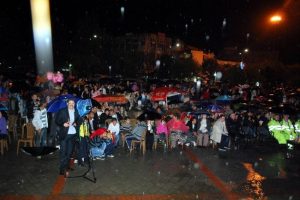 Romanlar sağanak yağış altında oynadı