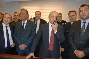 Seyyar piyangocuya emniyet m&uuml;d&uuml;r&uuml;nden şaka