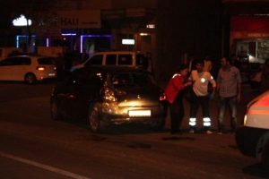 Freni boşalan kamyonet otomobile &ccedil;arptı
