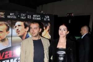 Mecnun Leyla'sından boşanıyor