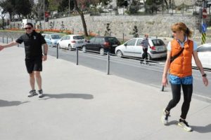 Hacı Sabancı form tutuyor