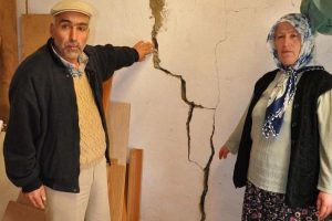 Maden ocağı evleri yıkıyor