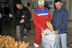 El konulan ekmeklere fakirlere dağıtıldı