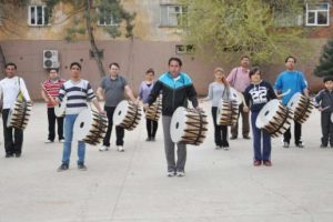 Memurlar grubundan davul şov