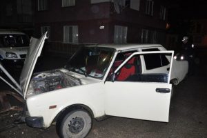 Yol ortasındaki direğe &ccedil;arptı