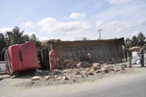 &Ccedil;imento y&uuml;kl&uuml; TIR devrildi