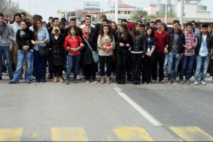 Kazada &ouml;l&uuml;nce arkadaşları yolu kapattı
