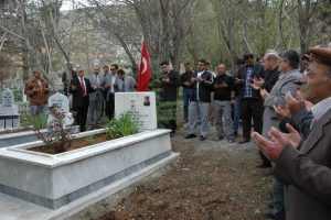Şehit jandarma &ccedil;avuş  mezarı başında anıldı