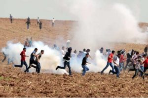 &Ouml;ğrencilere helikopterle gaz bombası atıldı