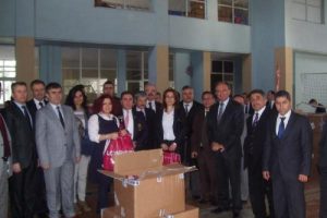 &Ouml;ğrencilere giysi bayramı
