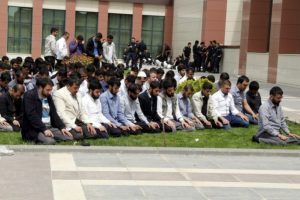 Dicle &Uuml;niversitesi bah&ccedil;esinde toplu namaz