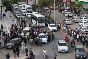 S&uuml;r&uuml;c&uuml;ler kavga etti trafik kilitlendi