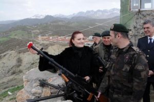 "Namluların başında hep &ccedil;i&ccedil;ekler olsun"
