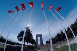 Şehitliklerde flama taşımak yasak