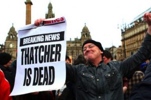 Thatcher'ın &ouml;l&uuml;m&uuml;n&uuml; kutladılar