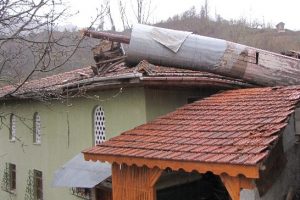 Şiddetli fırtına yeni yapılan minareyi yıktı
