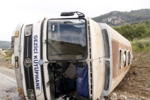 Gezici k&uuml;t&uuml;phane otob&uuml;s&uuml; devrildi
