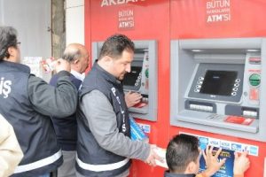 Polisten dolandırıcılığa karşı afişli uyarı
