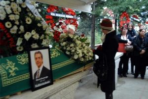Gazdan zehirlenen y&ouml;netici toprağa verildi