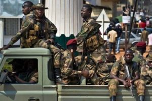 G&uuml;ney Afrika t&uuml;m askerlerini geri &ccedil;ekti