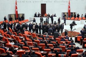 CHP de Genel Kurul'u terk etti