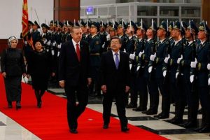 Kırgızistan'da resmi t&ouml;renle karşılandı