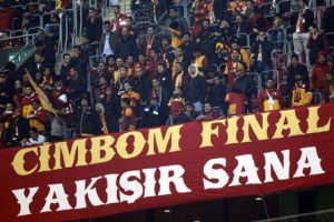 Galatasaraylı taraftarlardan takıma pankart