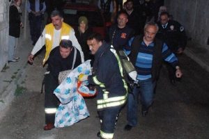Fel&ccedil;li kadını yangından itfaiye kurtardı