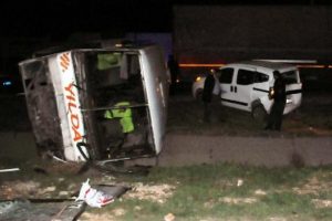 TIR ile iş&ccedil;i taşıyan midib&uuml;s &ccedil;arpıştı:35 yaralı